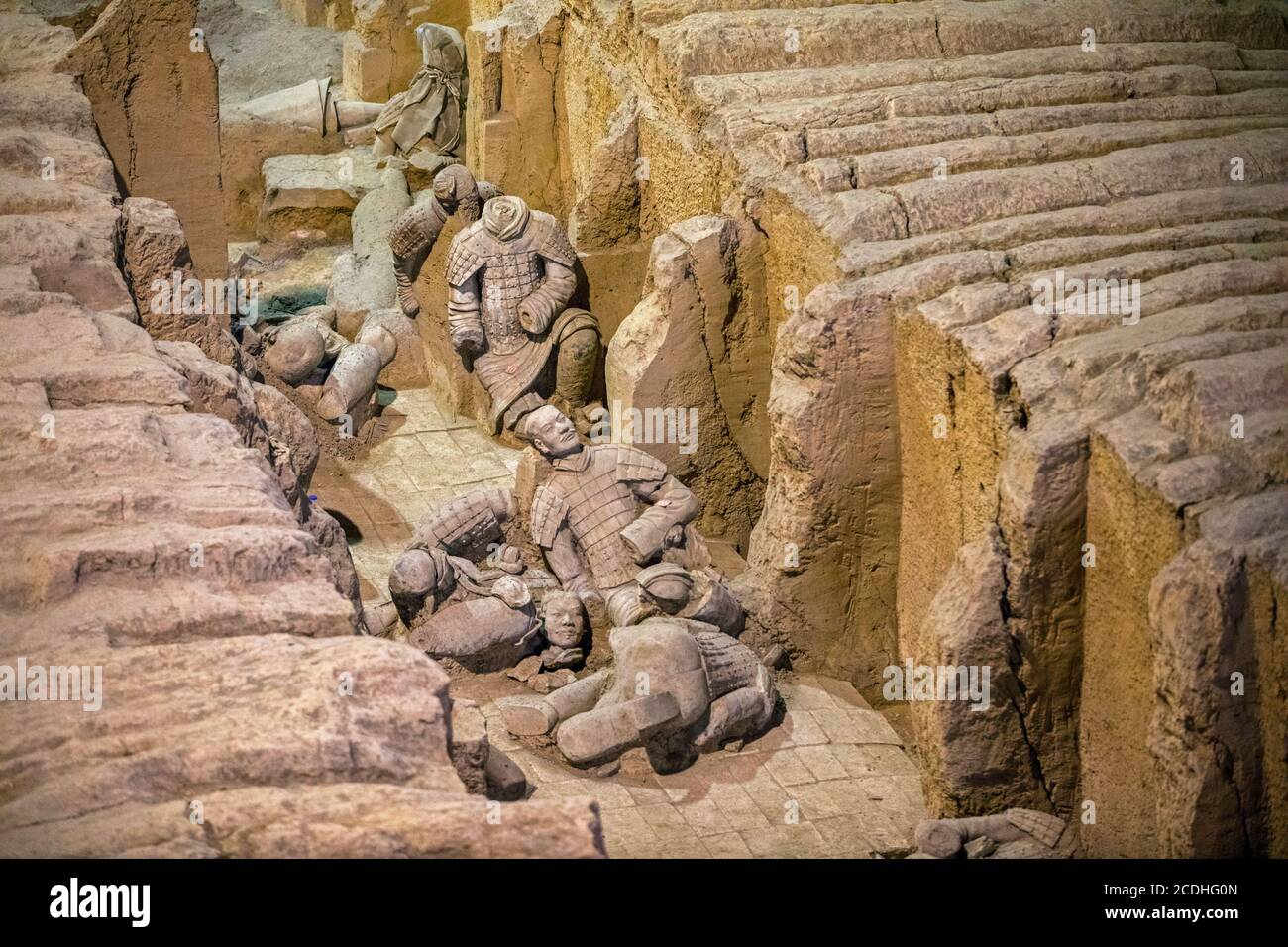 Esercito di terracotta, sculture di soldati raffiguranti gli eserciti di Qin Shi Huang, primo imperatore della Cina vicino a Xi'an / Sian, distretto di Lintong, Shaanxi Foto Stock