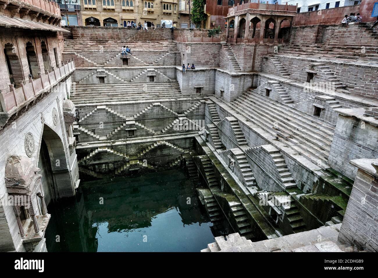 Jodhpur, India - 2020 agosto: Persone che siedono al Tunwarji ka Jhalra stepwell a Jodhpur il 16 agosto 2020 a Rajasthan, India. Foto Stock