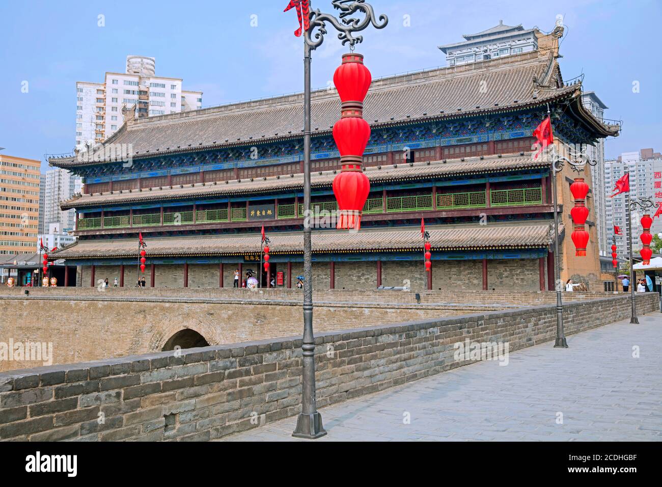 Le lanterne rosse cinesi e la porta d'Anding / torre della porta ovest sulle mura della città in Xi'an / Sian, distretto di Yanta, Shaanxi, Cina Foto Stock