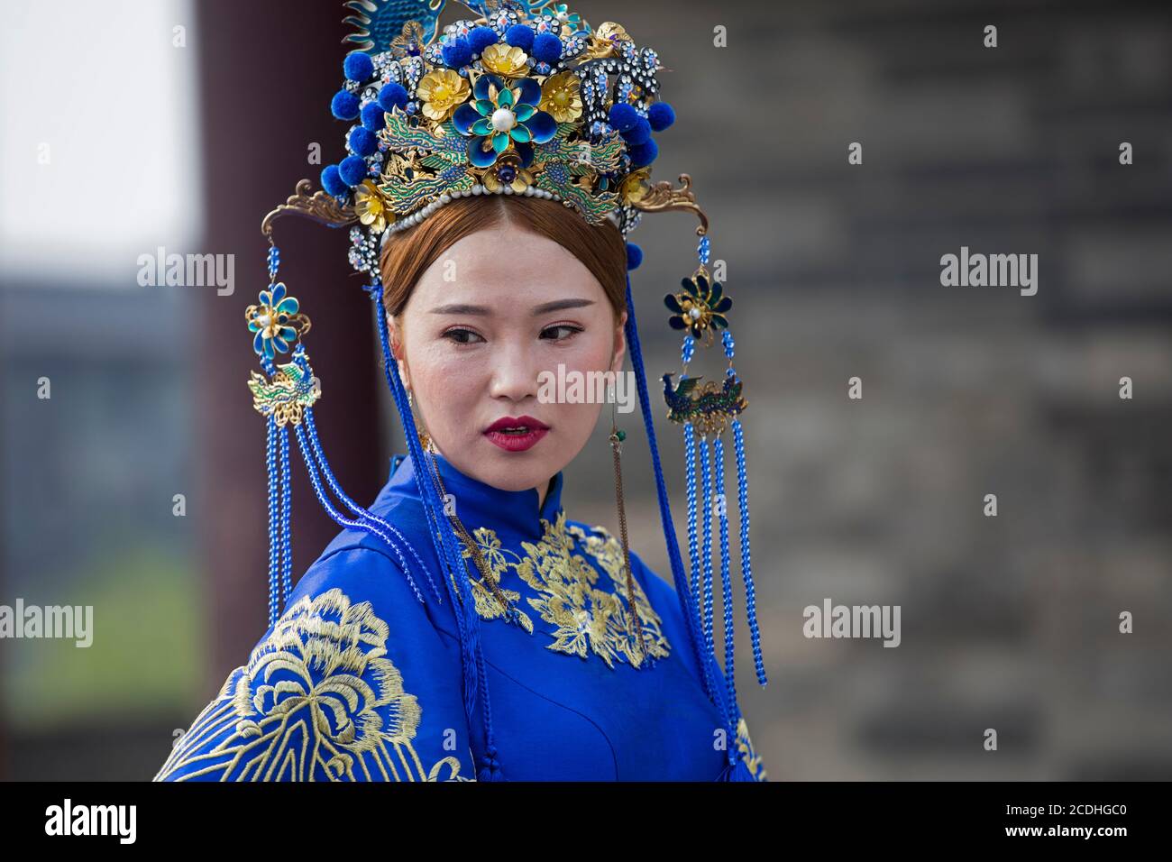 Primo piano ritratto di Hanzu / Han ragazza cinese in abito tradizionale nella città Xi'an / Sian, Yanta Distretto, Shaanxi, Cina Foto Stock