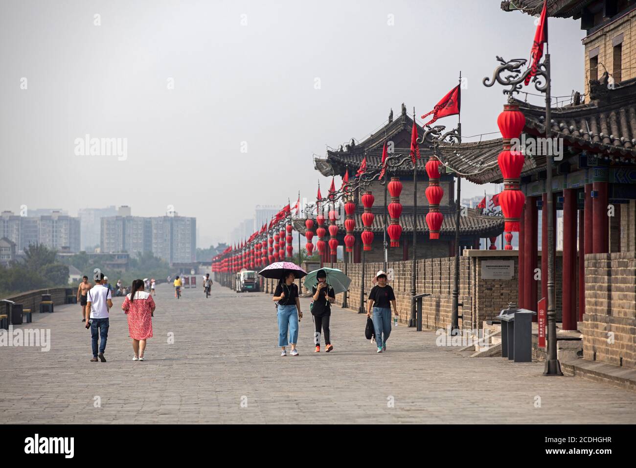 Turisti cinesi e lanterne rosse lungo le mura della città / bastioni a Xi'an / Sian, Yanta District, Shaanxi, Cina Foto Stock