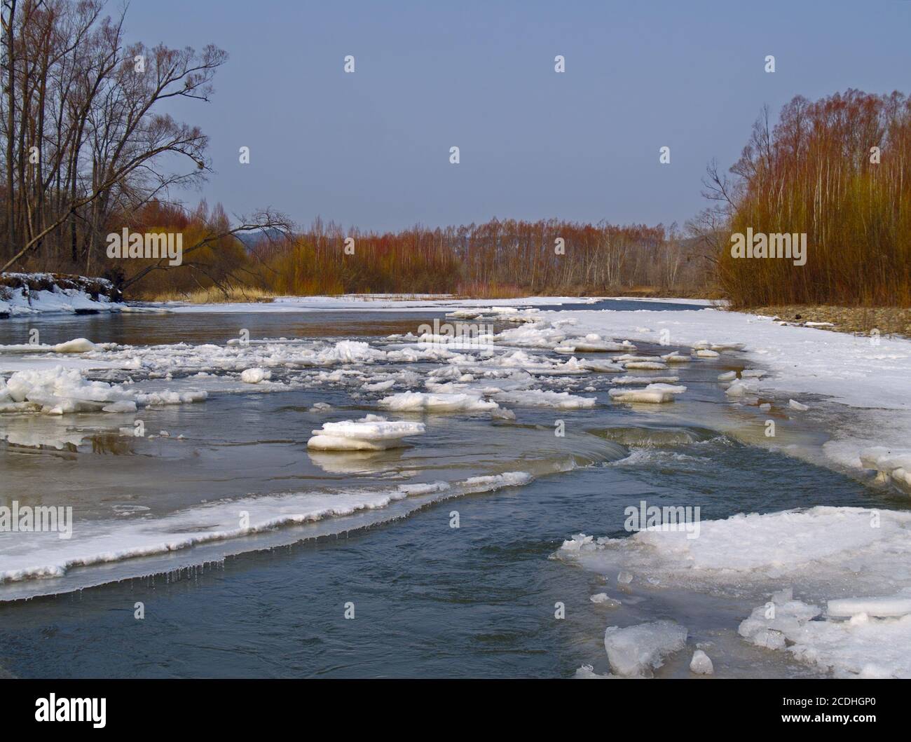 Il ghiaccio distrutto sul fiume di primavera Foto Stock