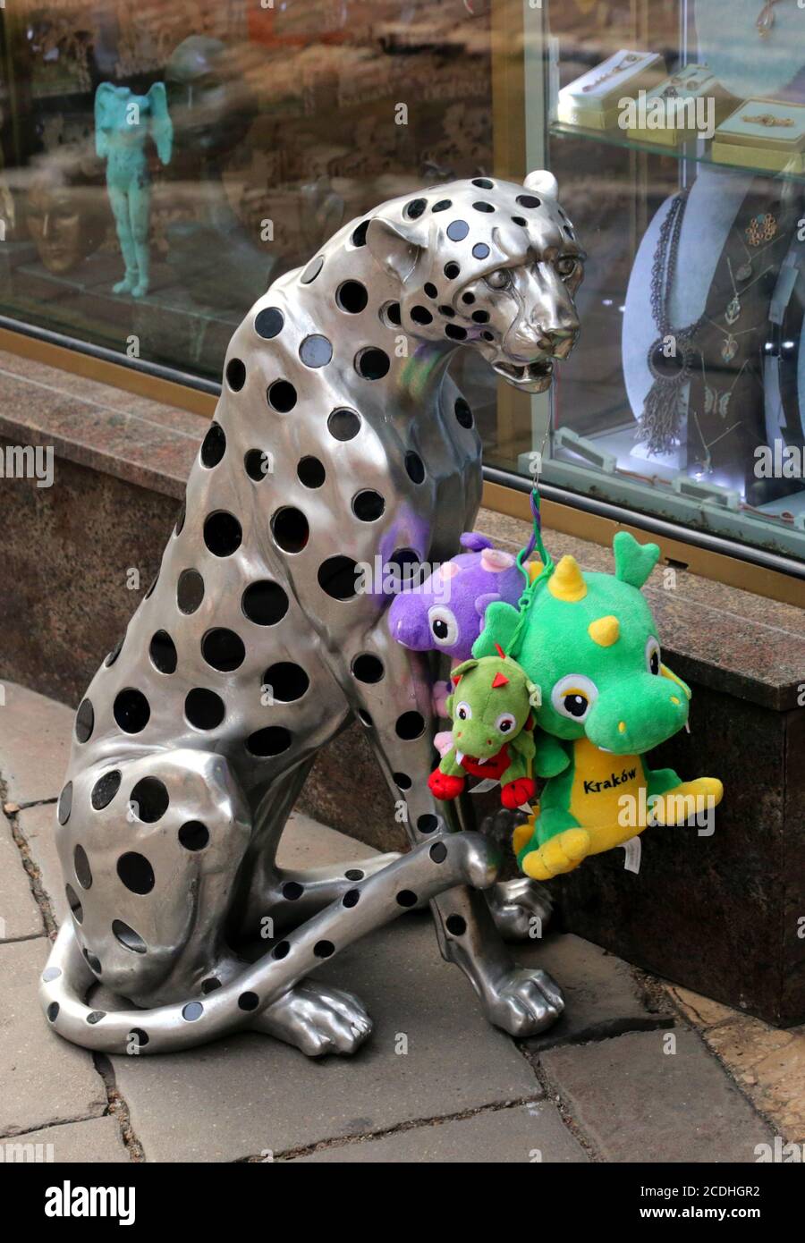 Cracovia. Cracovia. Polonia. Figura in plastica di ghepardo dipinta in argento con puntini di polka neri davanti alla vetrina. Foto Stock