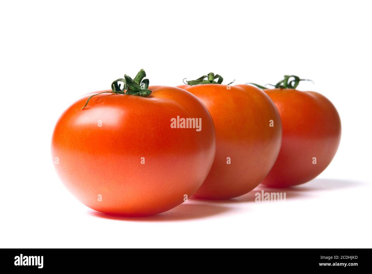 tre pomodori rossi maturi su fondo bianco Foto Stock