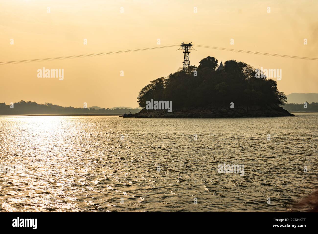 il cielo arancione del tramonto con lo sfondo dell'isola del fiume al crepuscolo viene ripreso all'isola di pace guwahati assam india, che mostra la serena bellezza della natura Foto Stock