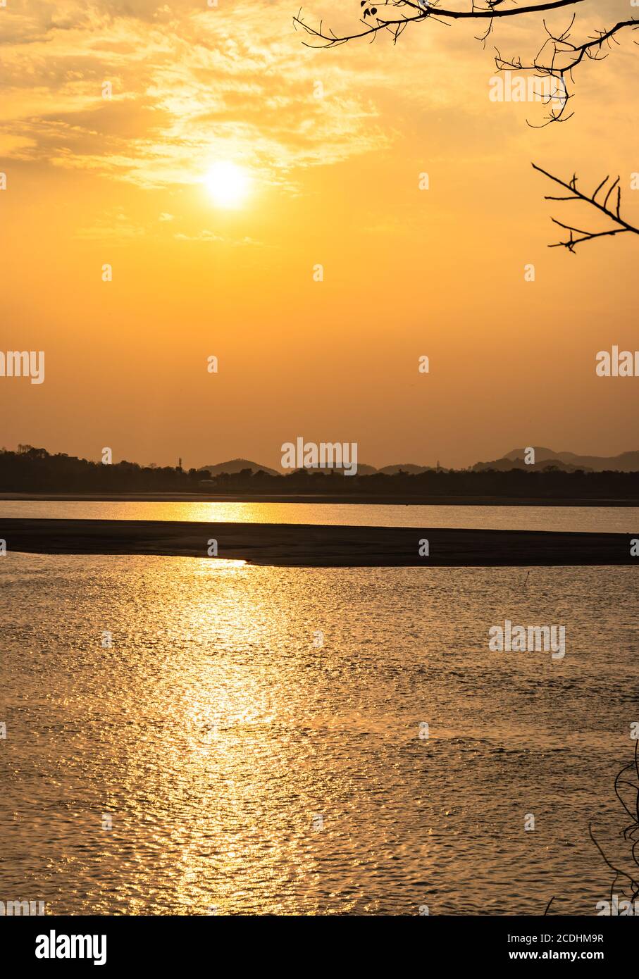 il cielo arancione del tramonto con lo sfondo dell'isola del fiume al crepuscolo viene ripreso all'isola di pace guwahati assam india, che mostra la serena bellezza della natura Foto Stock