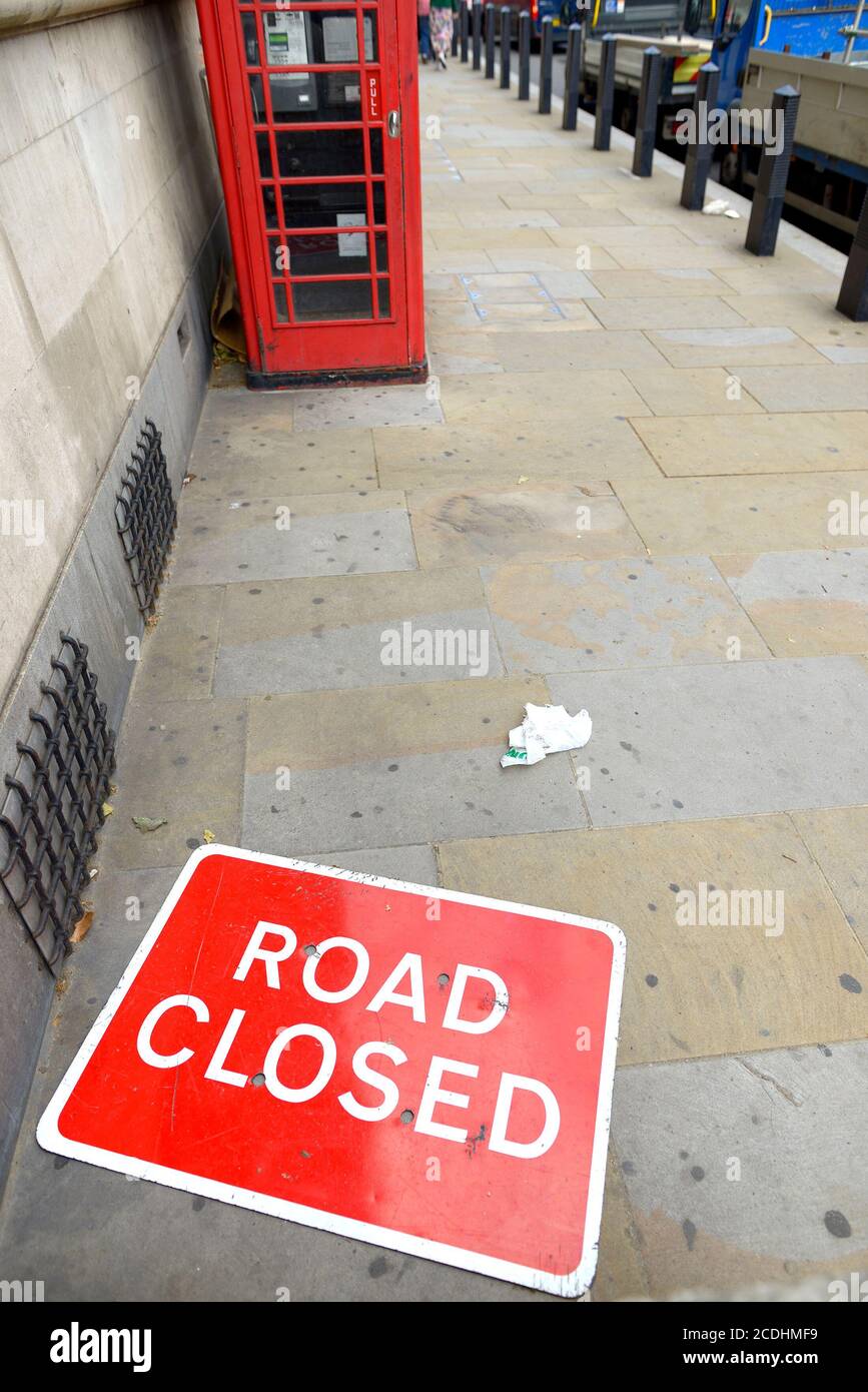Londra, Inghilterra, Regno Unito. Cartello stradale chiuso situato sul marciapiede a Whitehall Foto Stock
