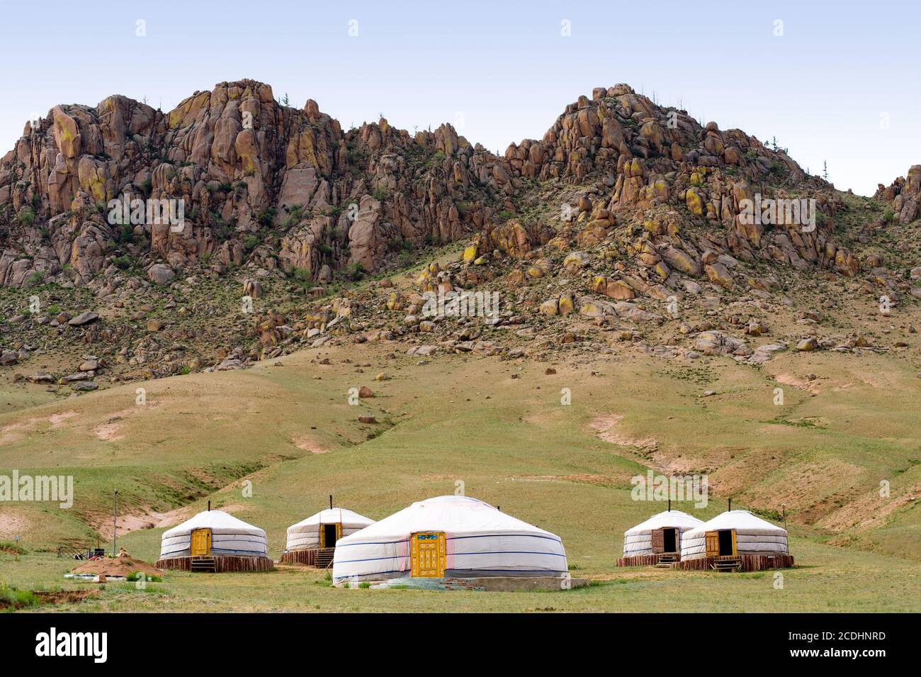 Il mongolo jurts al piede della montagna Foto Stock