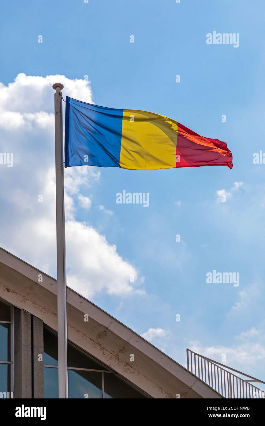 Bandiera nazionale della Romania al cielo blu di polo Foto Stock