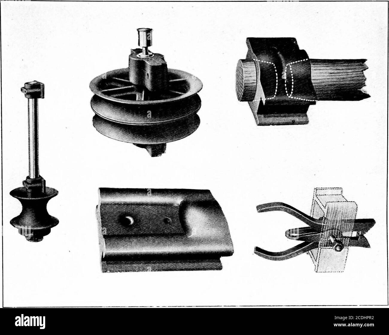 . La ciclopedia per la movimentazione dei materiali; un libro di riferimento che copre le definizioni, le descrizioni, le illustrazioni e i metodi d'uso delle macchine per la movimentazione dei materiali impiegate nell'industria . , questo derrick è usato principalmente in lavori marini e generalmente è montato a galleggiante o chiatta. La guida della pila è formata da due blocchi di legno parallelepipedi che formano anche una guida o percorso per il martello dell'elemento di comando della pila. Le linee di associazione sono supportate da una struttura verticale a traliccio o a torre. La pila da movimentare è posta nel leader e, per mezzo di un dispositivo di sollevamento operante su carrucole nella parte superiore della struttura, una pesante rettangola Foto Stock
