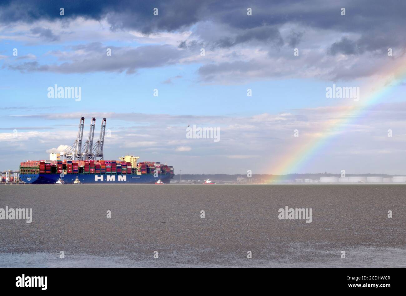 24/08/2020 Rainbow London Gateway Port. Tamigi, Cliffe, Kent UK HMM ROTTERDAM E RAINBOW Foto Stock