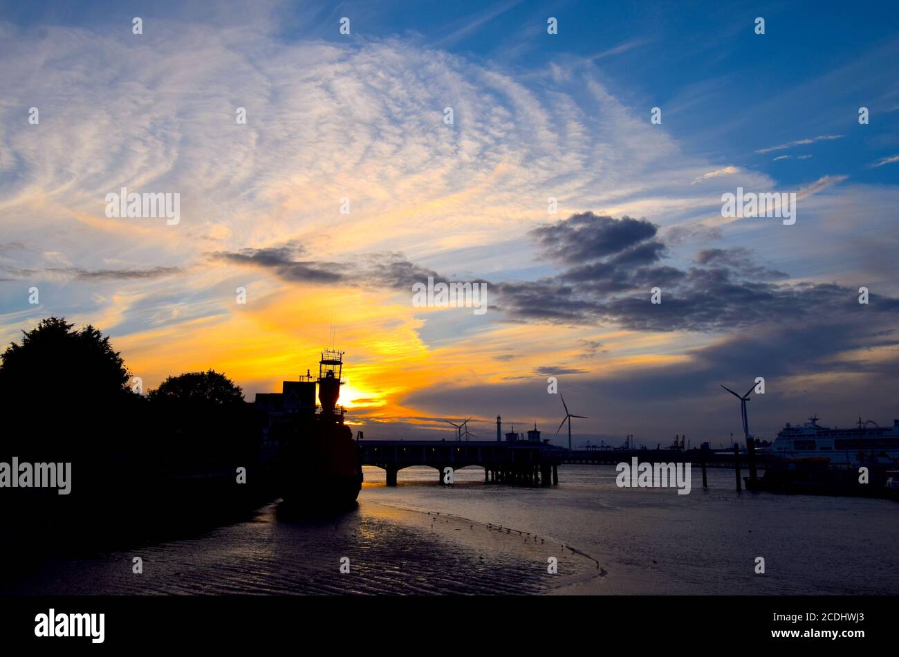 23/08/2020 River Thames Gravesend UK Gravesend ha il proprio micro clima che crea spettacolari paesaggi sopraelevati intensificati dalle qualità riflettenti di t Foto Stock