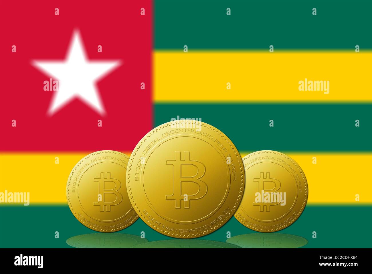 Tre Bitcoins criptovalute con bandiera della Repubblica togolese sullo sfondo. Foto Stock
