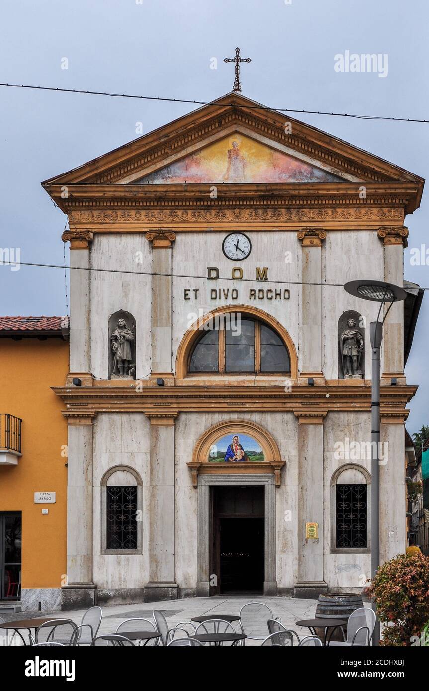 Intra, Verbania/Italia - Settembre 2012: La facciata della Chiesa di San Rocco Foto Stock