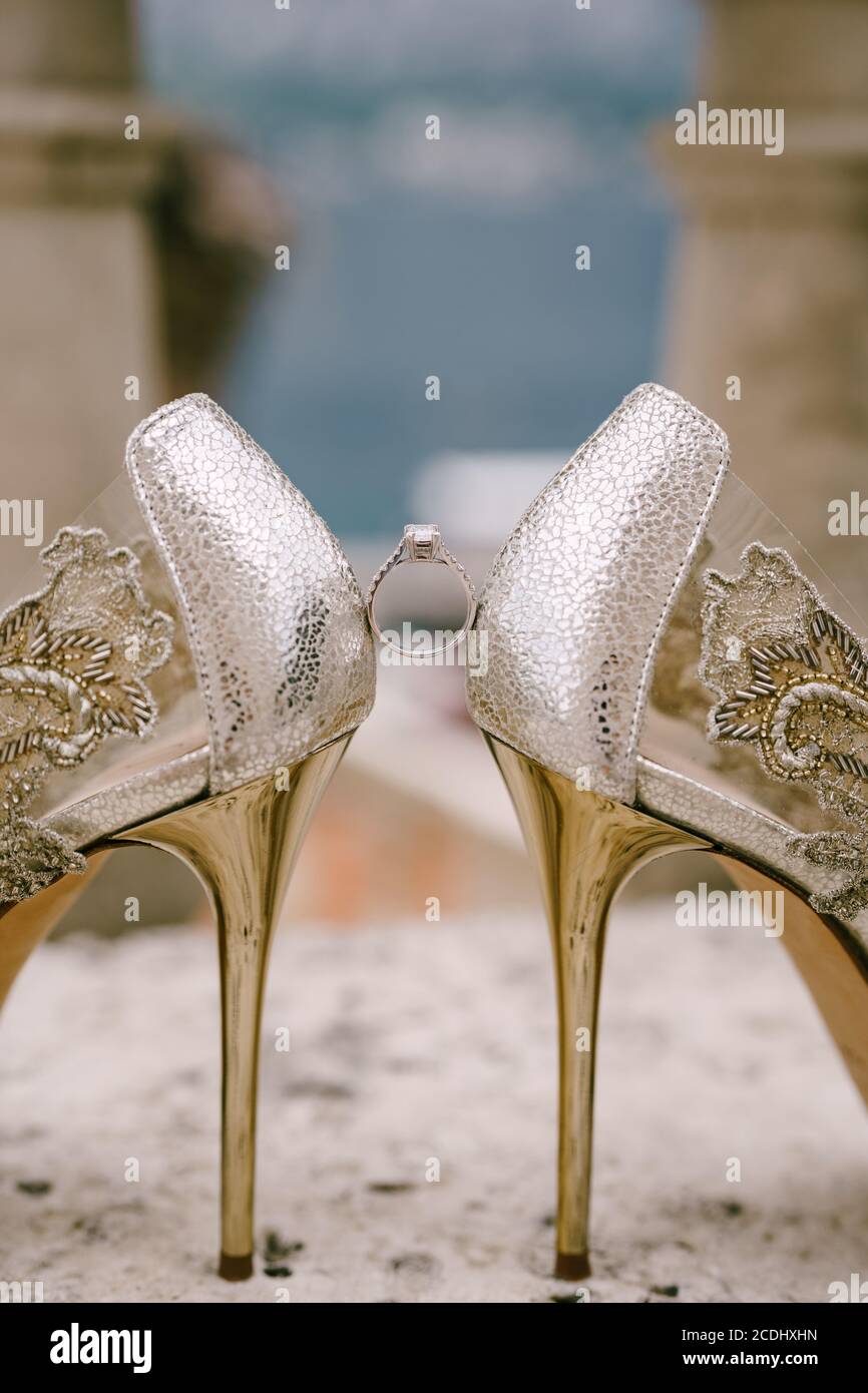 Anello di fidanzamento tra scarpe con tacco alto e con motivi Foto stock -  Alamy