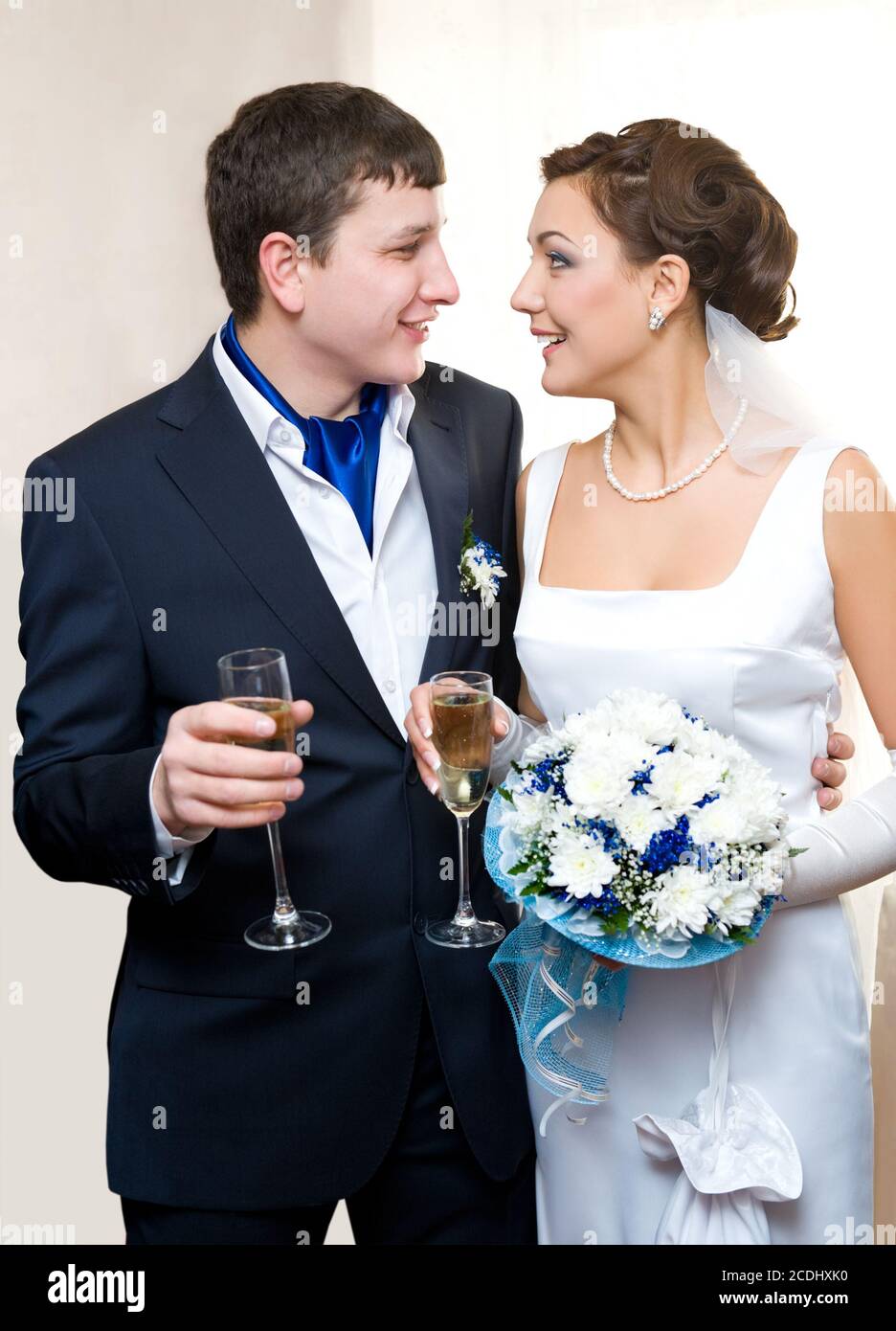 Lo sposo e la sposa con champagne Foto Stock