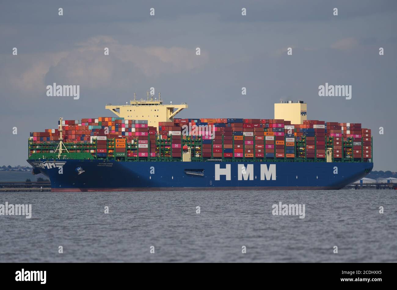 24/08/2020 DP World London Gateway Essex River Thames UK The Container Ship HMM Rotterdam sta facendo la sua prima chiamata al porto A DP World London Gateway p Foto Stock