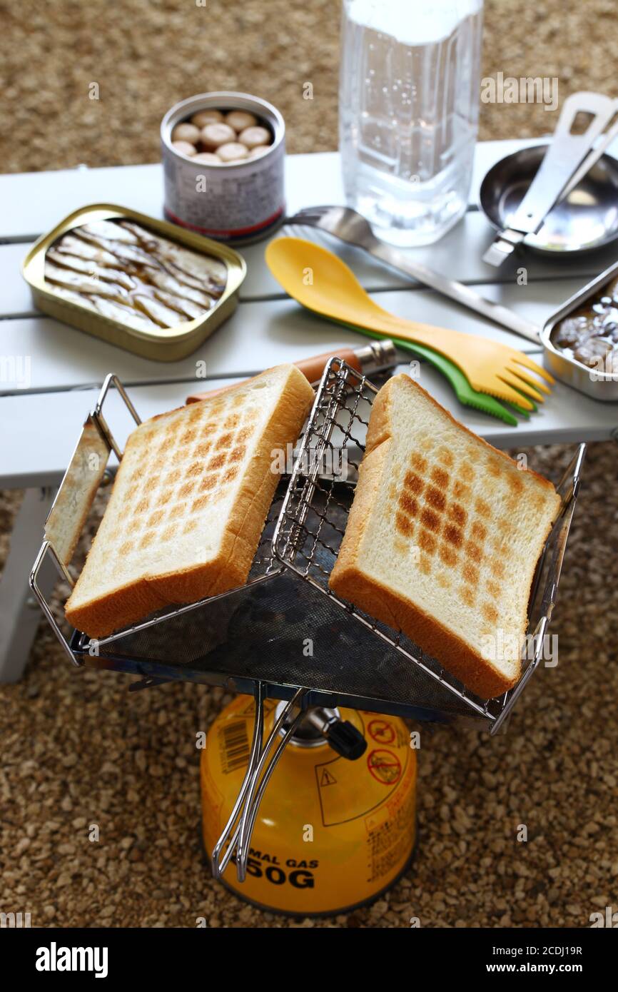 cottura in campeggio. tostatura del pane con arrosto. Foto Stock