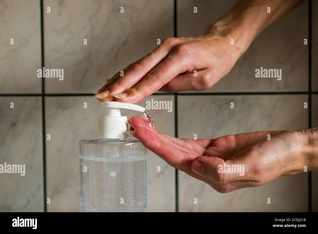 Mano di donna che applica gel igienizzante per il lavaggio delle mani per pulire e pulire germi, batteri e virus. Concetto di protezione pandemica. Foto Stock