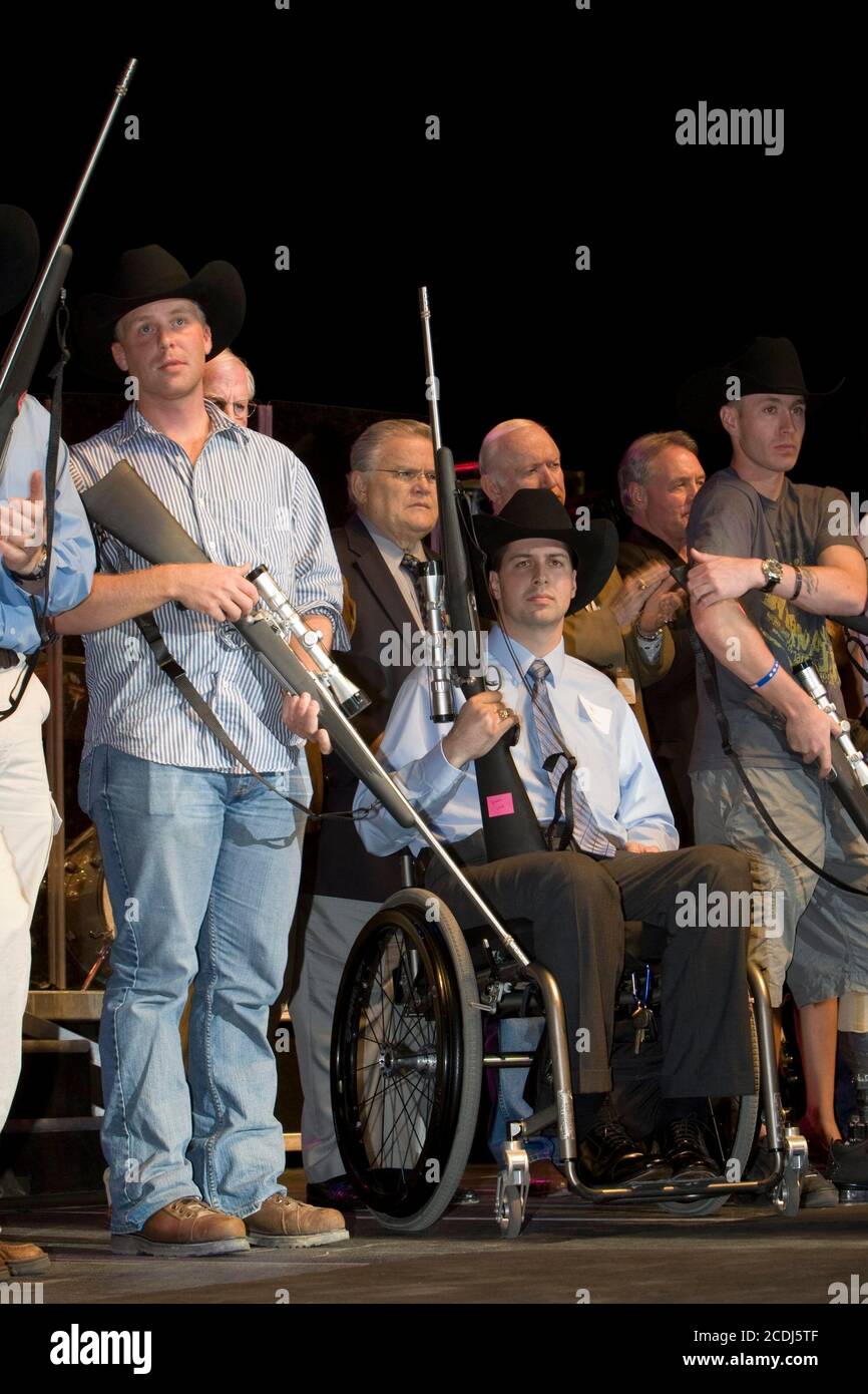 San Antonio, TX 15 novembre 2007: I soldati feriti in Iraq sono presentati fucili di caccia e cappelli da cowboy Stetson Giovedi ad un banchetto sponsorizzato dalla Military Warriors Support Foundation di San Antonio. Ventiquattro soldati, tra cui il 1° Lt. Daniel Ebarb (in sedia a rotelle) sono a fare escursioni di caccia al cervo presso i ranch del Texas questo fine settimana. ©Bob Daemmrich Foto Stock