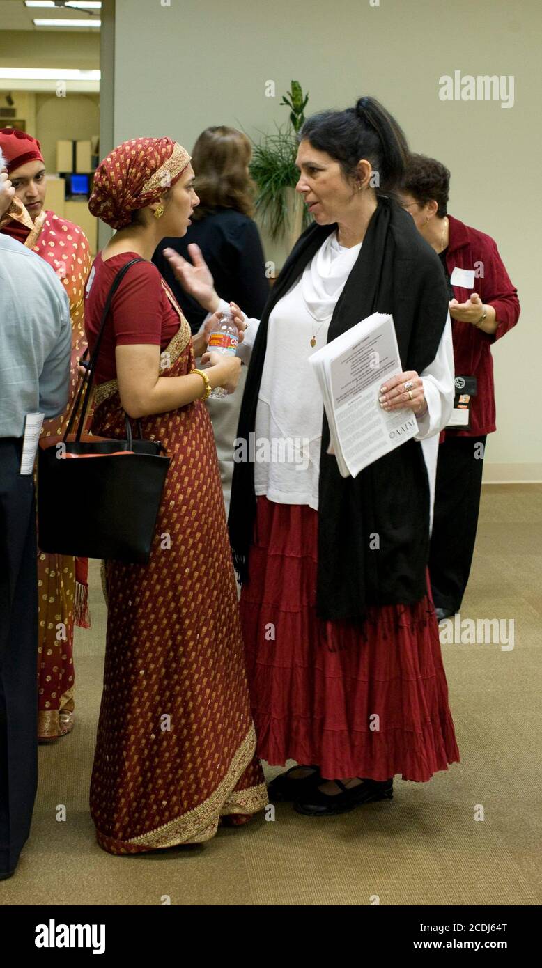 Austin, TX 18 novembre 2007: Un rabbino ebreo (r) parla con una donna musulmana (l) in una celebrazione interreligiosa del Ringraziamento sponsorizzata dai Ministeri Interreligiosi dell'area di Austin e dal Forum per i Musulmani per l'unità. Il servizio, tenuto presso la sinagoga della Congregazione Beth Israele, ha attirato circa 1,000 fedeli. ©Bob Daemmrich Foto Stock