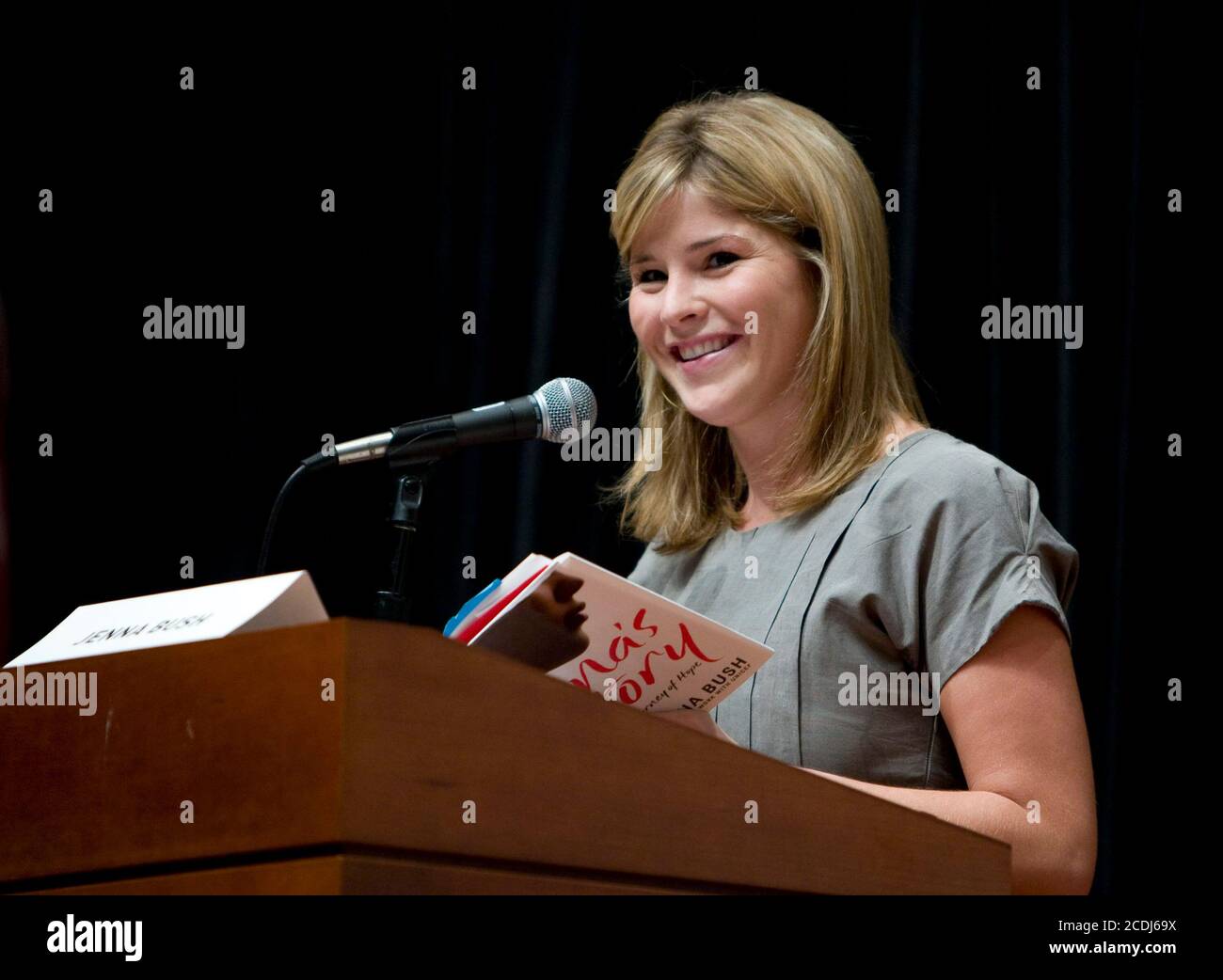 FILE Austin, TX 3 novembre 2007: La prima figlia Jenna Bush legge dal suo primo libro, 'Ana's Story' come autore in primo piano al Texas Book Festival 2007, fondato da sua madre, First Lady Laura Bush. ©Bob Daemmrich/ Foto Stock