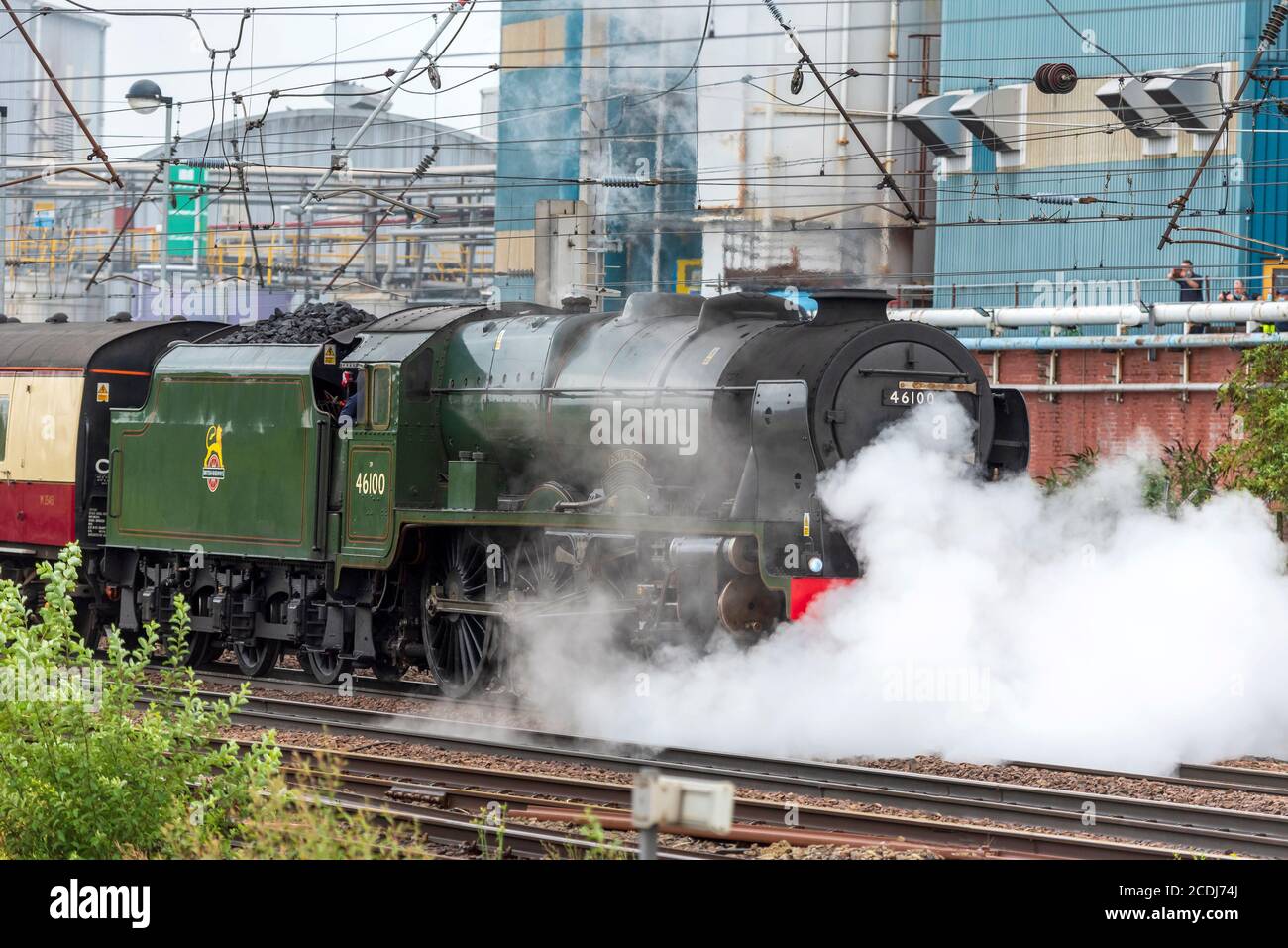 La locomotiva a vapore Royal Scot Classe 6100 alla stazione di Warrington Bank Quay mentre i tour ferroviari riaprono dopo il blocco di Covid. Foto Stock