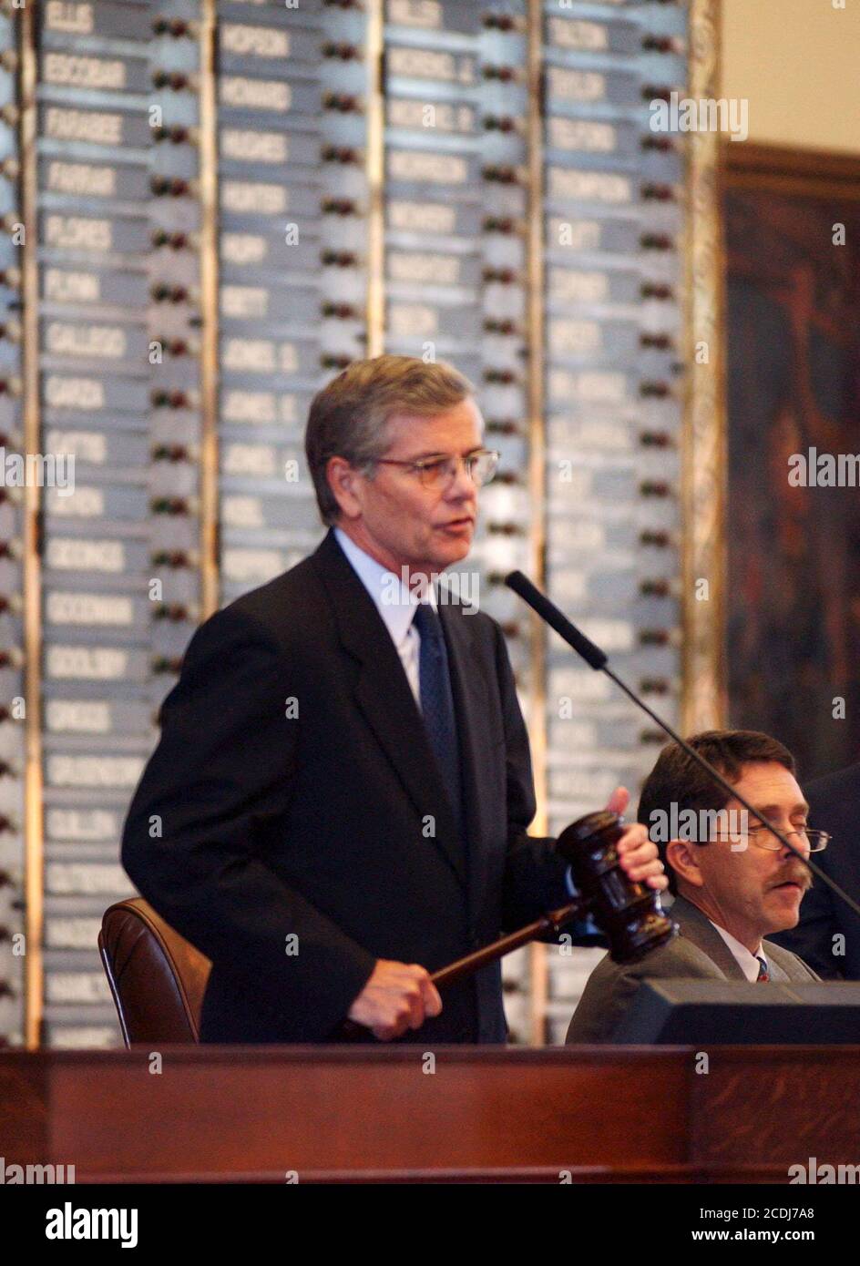 Austin, Texas 21 luglio 2003: Texas House Speaker Tom Criddick (R-Midland) presiede una sessione speciale della Texas House che si occupa di riassegnare lo stato in nuovi distretti congressuali che daranno una maggioranza più repubblicana nella Casa degli Stati Uniti. ©Bob Daemmrich Foto Stock