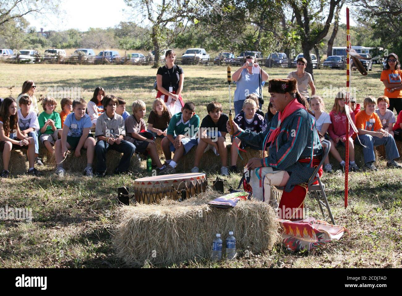 Stonewall, Texas: I maschi nativi americani mostrano artefatti a ragazzi e ragazze di quinta classe durante un viaggio nel campo scolastico alla sezione di insediamento Johnson del Lyndon B. Johnson National Historical Park a Johnson City, Texas. Gli studenti imparano come i primi coloni anglo, compreso il bisnonno di LBJ, vivevano sulla frontiera del Texas negli anni '60 del 1800. ©Bob Daemmrich Foto Stock