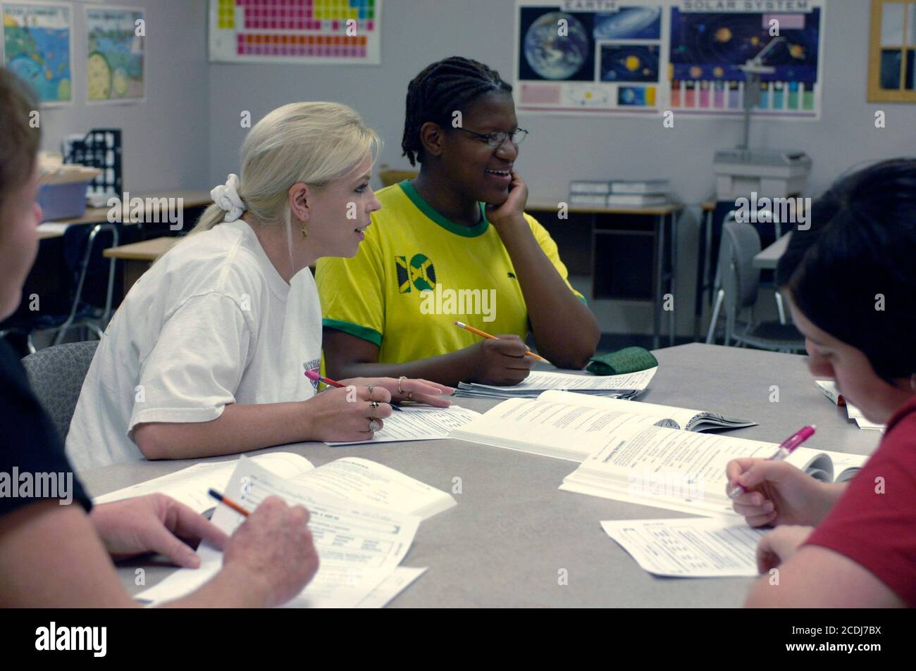 Pine Bluff, AR 17 ottobre 2006: Gli studenti universitari della comunità in un programma di amministrazione aziendale lavorano sulle competenze matematiche in un ambiente di classe informale a tavola rotonda. ©Bob Daemmrich Foto Stock