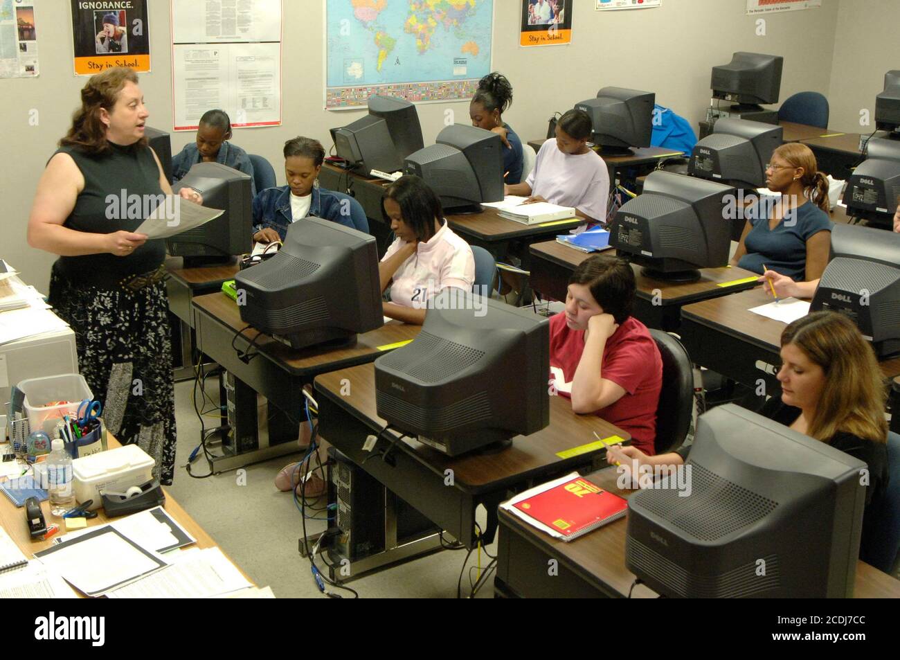 Pine Bluff, AR 17 ottobre 2006: Studenti universitari della comunità che imparano l'amministrazione aziendale mentre lavorano e ascoltano l'istruttore in un laboratorio informatico. ©Bob Daemmrich Foto Stock