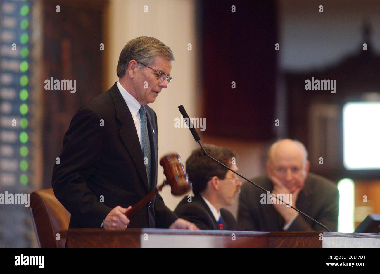 Austin, Texas 21 luglio 2003: Texas House Speaker Tom Criddick (R-Midland) presiede una sessione speciale della Texas House che si occupa di riassegnare lo stato in nuovi distretti congressuali che daranno una maggioranza più repubblicana nella Casa degli Stati Uniti. ©Bob Daemmrich Foto Stock