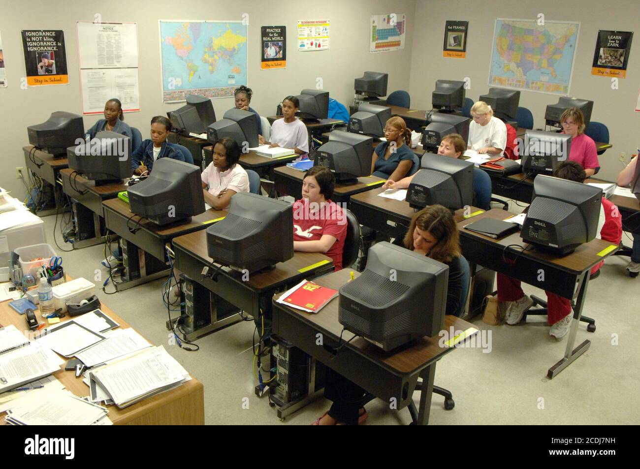 Pine Bluff, AR 17 ottobre 2006: Studenti universitari della comunità che imparano l'amministrazione aziendale mentre lavorano e ascoltano l'istruttore in un laboratorio informatico. ©Bob Daemmrich Foto Stock