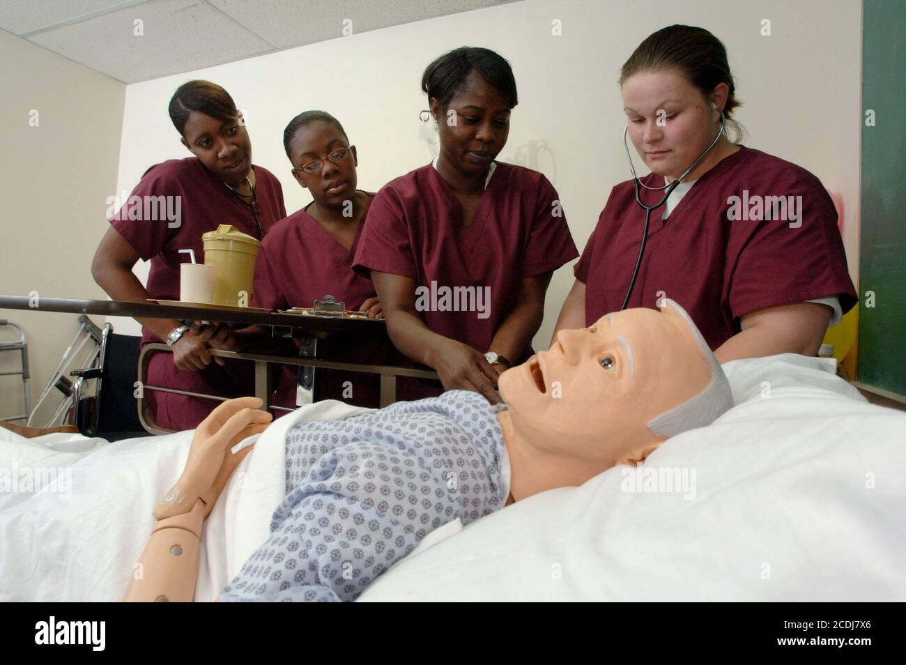 Pine Bluff, Arkansas: 16 ottobre 2006: Gli studenti del college della comunità praticano tecniche di cura infermieristica con un manichino che simula un paziente anziano mentre prendono una lezione pratica sull'assistenza infermieristica domestica. ©Bob Daemmrich Foto Stock