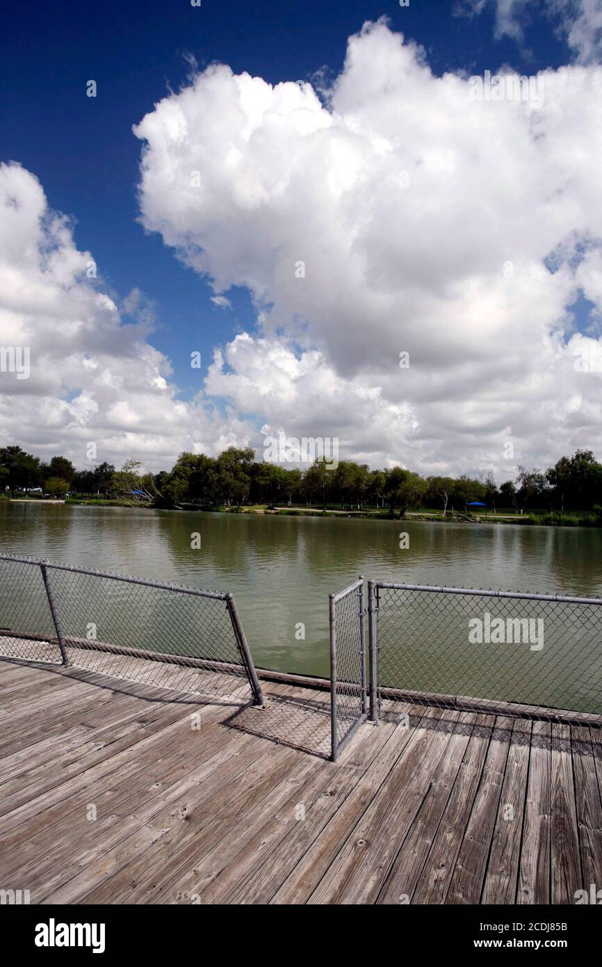 Missione, Texas 26 agosto 2007: Guardando attraverso una recinzione a catena rotta verso il Messico da Anzalduas County Park lungo il fiume Rio Grande, dove il presidente Bush ha parlato della politica di immigrazione 3 agosto 2006. È un luogo preferito per gli immigrati clandestini a venire dal Messico al lato degli Stati Uniti. ©Bob Daemmrich Foto Stock