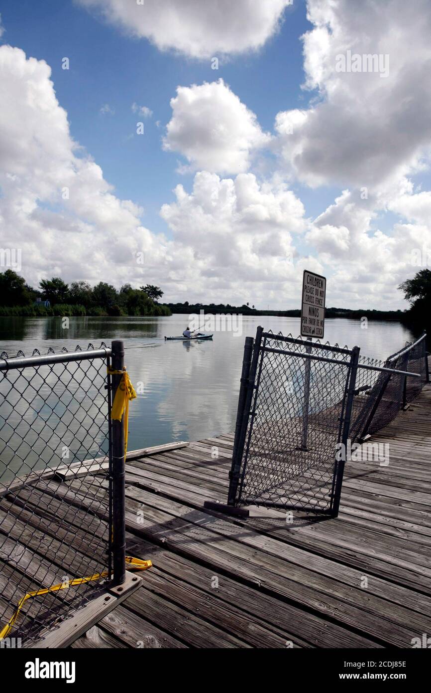 Missione, Texas 26 agosto 2007: Guardando attraverso una recinzione a catena rotta verso il Messico da Anzalduas County Park lungo il fiume Rio Grande, dove il presidente Bush ha parlato della politica di immigrazione 3 agosto 2006. È un luogo preferito per gli immigrati clandestini a venire dal Messico al lato degli Stati Uniti. ©Bob Daemmrich Foto Stock