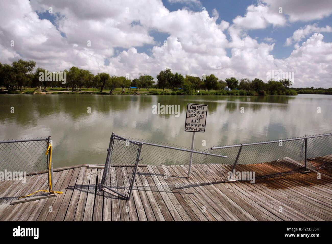 Missione, Texas 26 agosto 2007: Guardando attraverso una recinzione a catena rotta verso il Messico da Anzalduas County Park lungo il fiume Rio Grande, dove il presidente Bush ha parlato della politica di immigrazione 3 agosto 2006. È un luogo preferito per gli immigrati clandestini a venire dal Messico al lato degli Stati Uniti. ©Bob Daemmrich Foto Stock