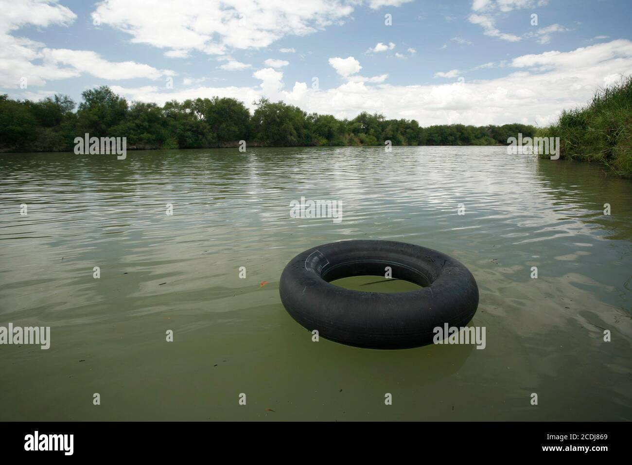 La Joya, TX 26 agosto 2007: Un tubo interno utilizzato da un contrabbandiere galleggia lungo un tratto remoto del fiume Rio Grande, dove droghe e persone attraversano regolarmente il fiume per evitare i punti di controllo delle dogane statunitensi. ©Bob Daemmrich Foto Stock