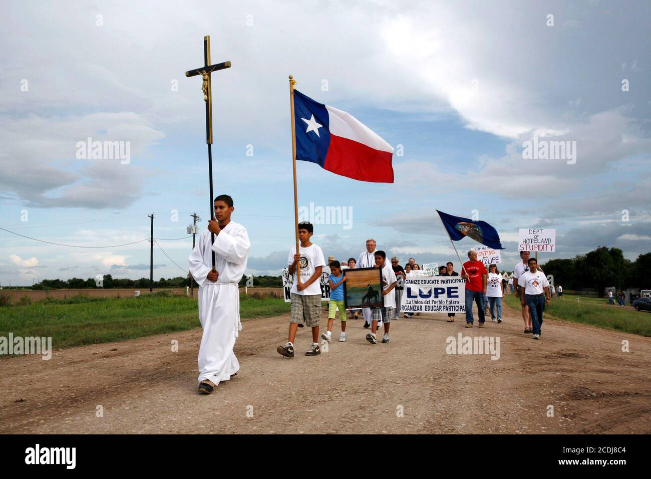 Missione, TX 25 agosto 2007: I manifestanti camminano lungo la levée di la Lomita dopo un raduno contro il muro di confine proposto lungo il fiume Rio Grande che, secondo i residenti, avrebbe devastato la loro comunità nell'estremo sud del Texas. I residenti dicono che il muro non è necessario poiché il fiume fornisce una barriera naturale per l'attività illegale. ©Bob Daemmrich Foto Stock