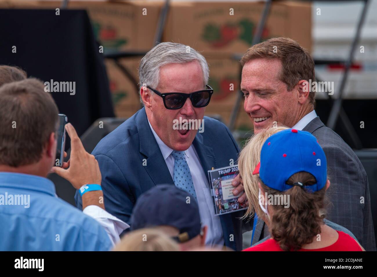 Il capo dello staff della Casa Bianca, Mark Meadows, accoglie i partecipanti al programma Food Box Farmers to Families Foto Stock