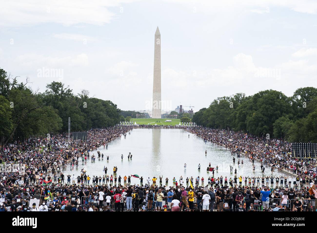 Washington, Stati Uniti. 28 Agosto 2020. Le folle si radunano al Lincoln Memorial durante il raduno dei diritti civili del 'Commitment March: Get Your Knee off our necks' a Washington, DC, il 28 agosto 2020. Il 2020 marzo di Washington si celebra il 57° anniversario della marcia storica del Dr. Martin Luther King, quando ha tenuto il suo discorso "ho un sogno". Foto di Jim lo Scalzo/UPI Credit: UPI/Alamy Live News Foto Stock