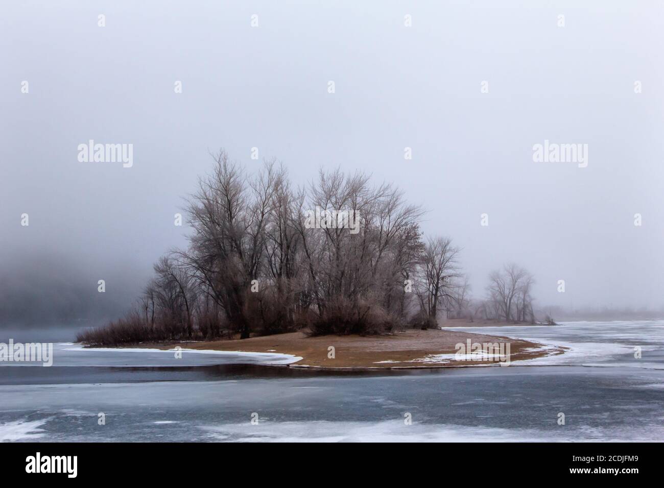 Giorno invernale in nebbia a St,. Fiume Croix Foto Stock