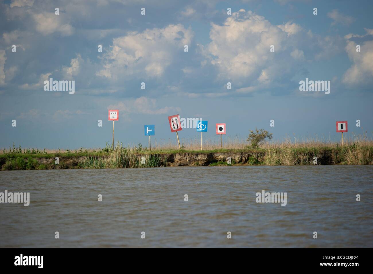 Le rive del Danubio nel delta del Danubio vicino a Sfantu Gheorghe, Romania, sono ricche di piante, animali e altri luoghi interessanti. Foto Stock