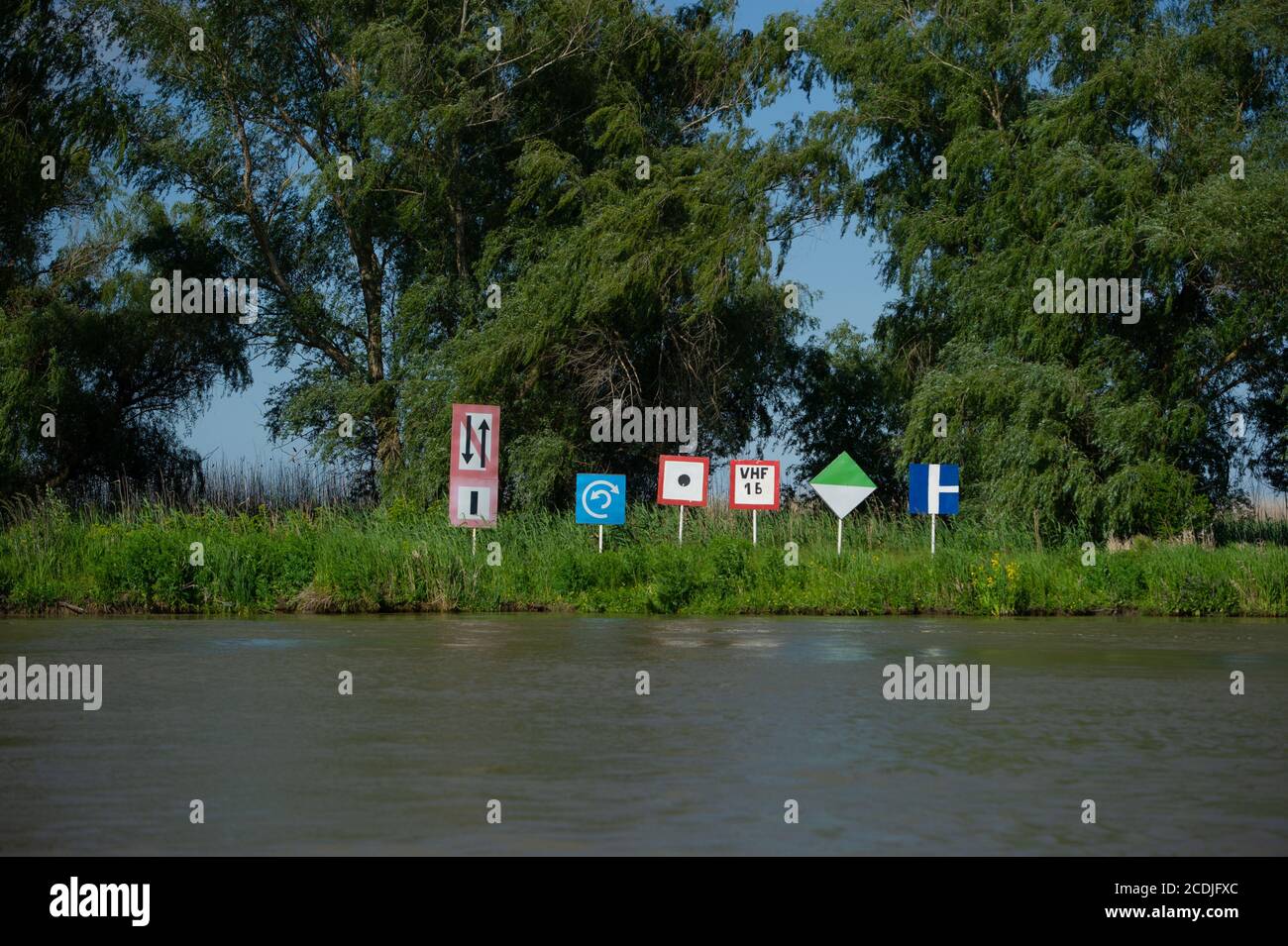 Le rive del Danubio nel delta del Danubio vicino a Sfantu Gheorghe, Romania, sono ricche di piante, animali e altri luoghi interessanti. Foto Stock