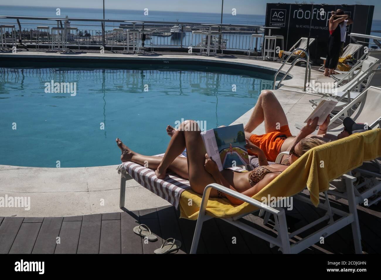 28 agosto 2020: 28 agosto 2020 (Malaga) prendere il sole turistico nella piscina dell'hotel Malaga Palacio. Credit: Lorenzo Carnero/ZUMA Wire/Alamy Live News Foto Stock