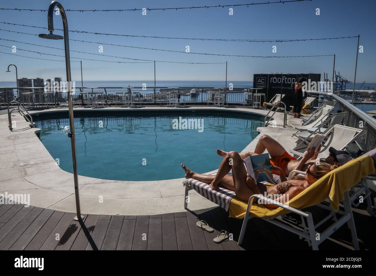 28 agosto 2020: 28 agosto 2020 (Malaga) prendere il sole turistico nella piscina dell'hotel Malaga Palacio. Credit: Lorenzo Carnero/ZUMA Wire/Alamy Live News Foto Stock