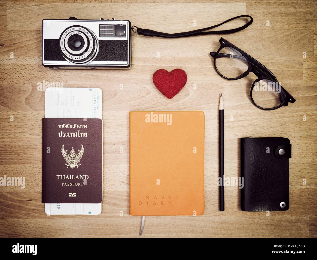 Accessori da viaggio su fondo in legno, piatto. Sfondo del viaggio. Foto Stock