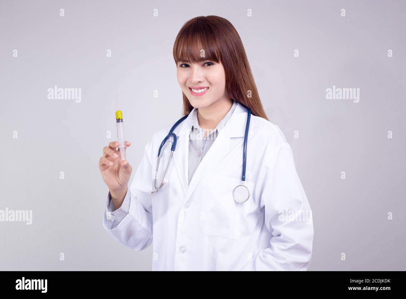 Concetto sano : giovane medico asiatico con siringa ipodermica in mano Foto Stock