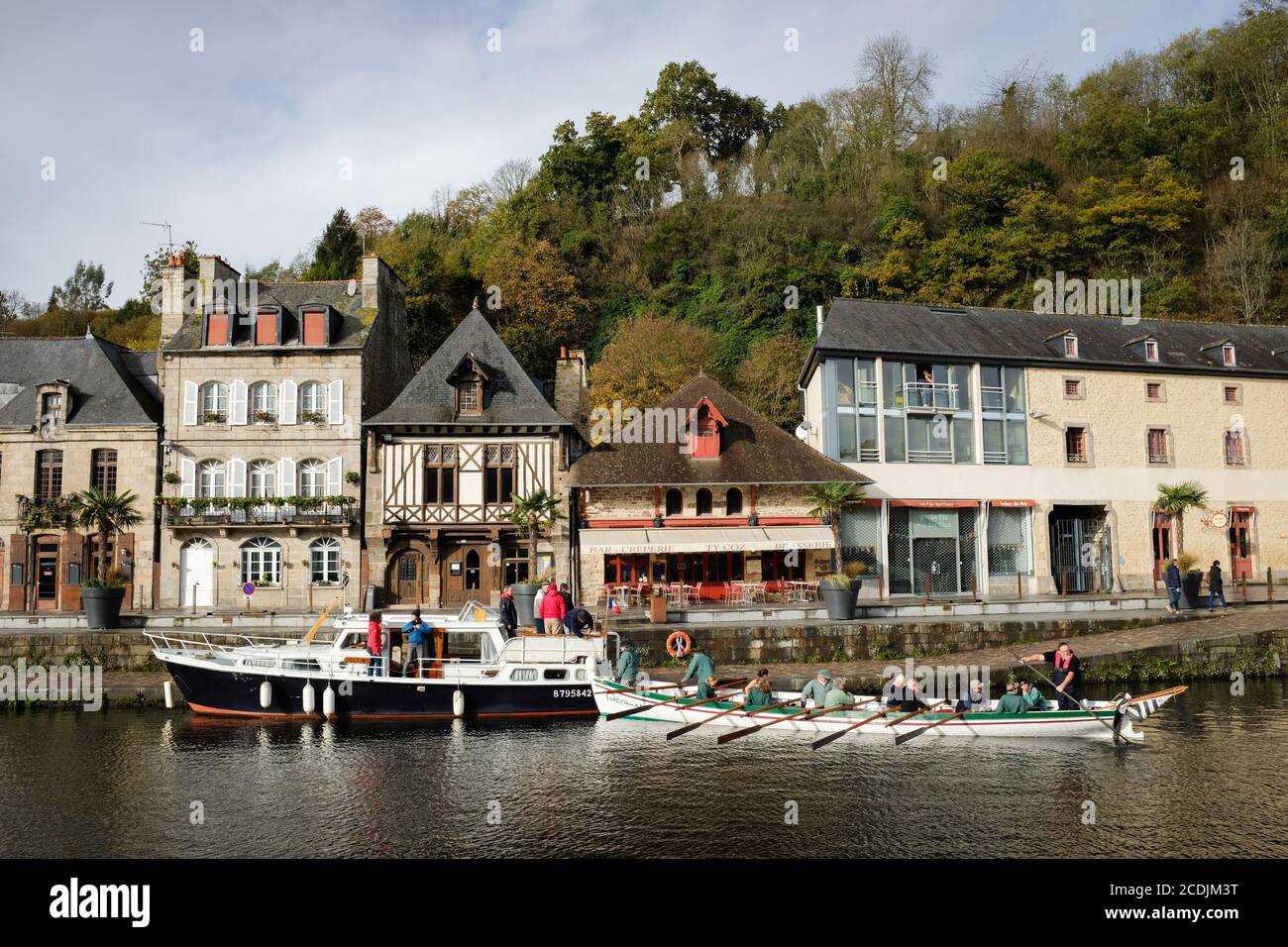 Il fiume Rance scorre sotto la città collinare di Dinan, Bretagna, Francia. Foto Stock