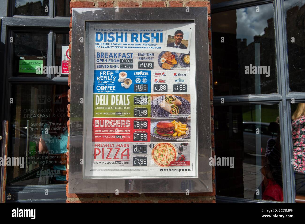 Windsor, Berkshire, Regno Unito. 28 agosto 2020. Un menu speciale di Dishi Rishi al King & Castle Wetherspoons pub a Windsor. Credito: Maureen McLean/Alamy Foto Stock